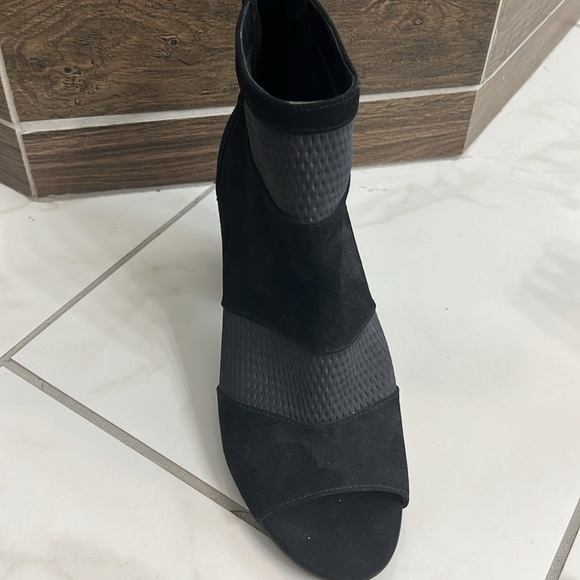 Reba size 8 black booties with open toe - Picture 3 of 9